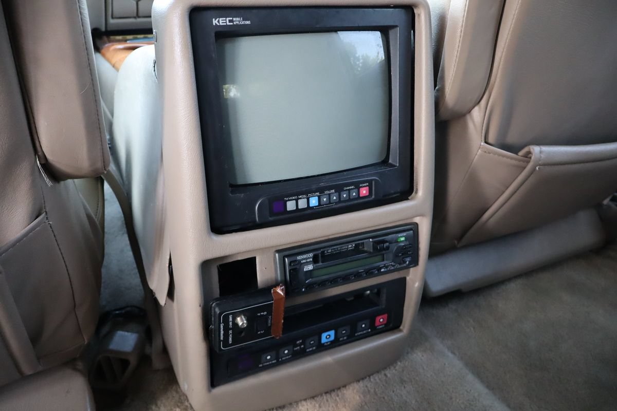 Used 1999 GMC Suburban 4WD w/ Convenience Group image 30