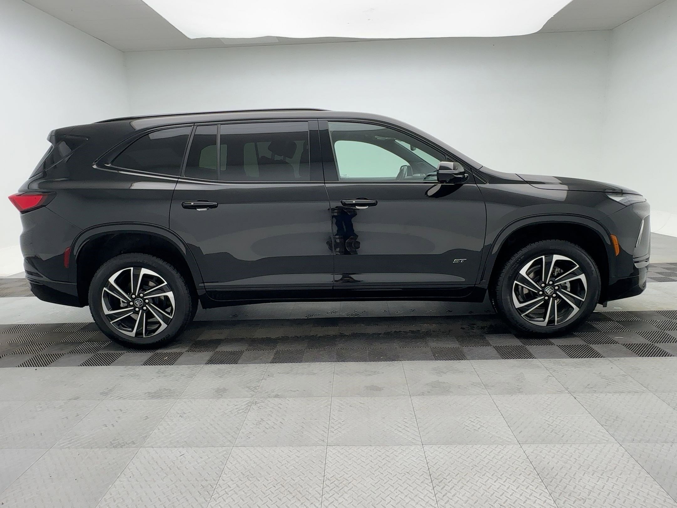 Used 2025 Buick Enclave Sport Touring image 8