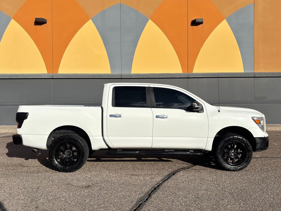 Used 2019 Nissan Titan SV image 4