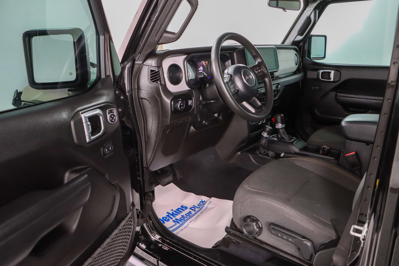 Used 2025 Jeep Gladiator Sport image 3