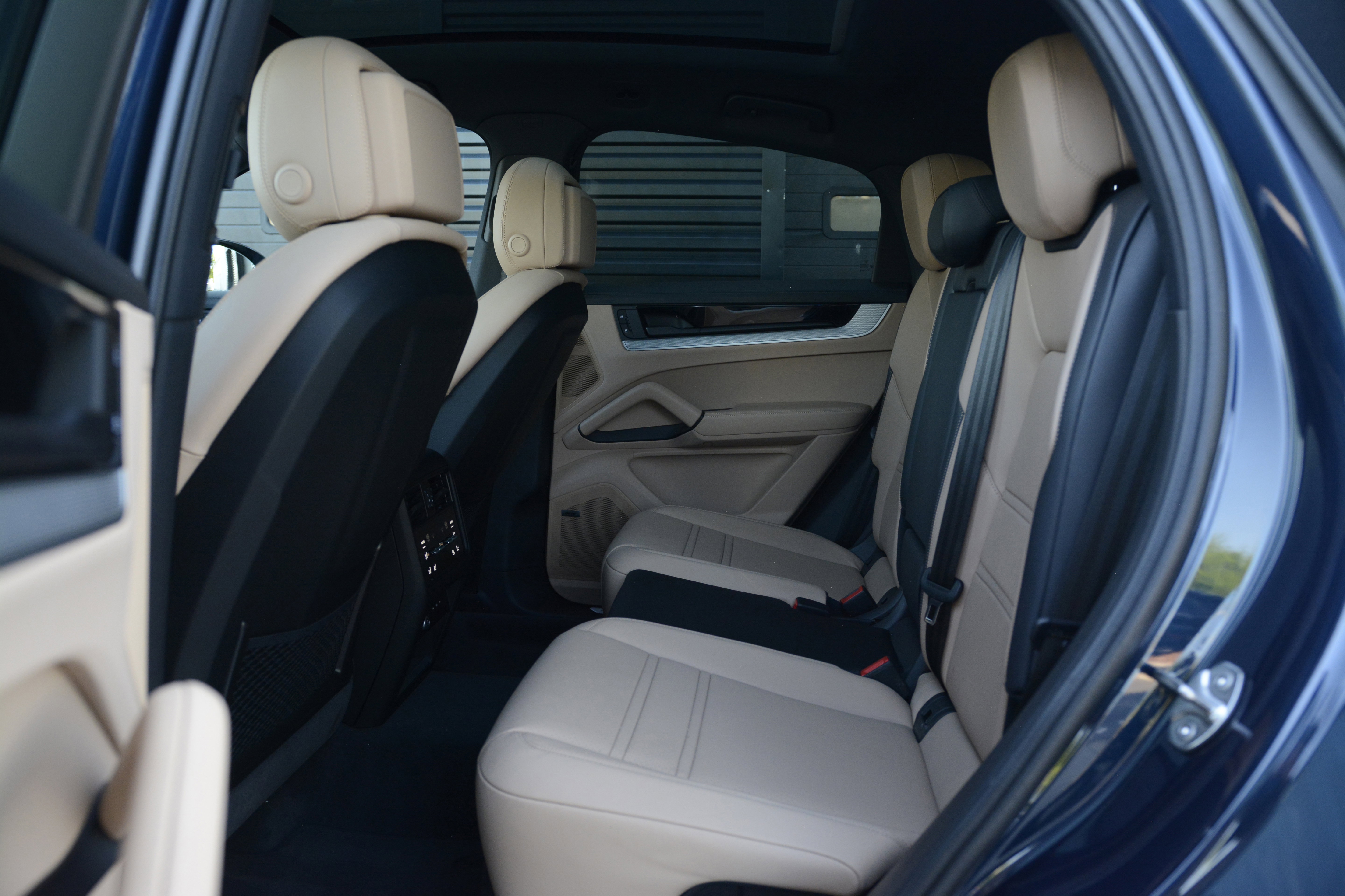 Certified 2025 Porsche Cayenne E-Hybrid Coupe AWD/4WD image 29