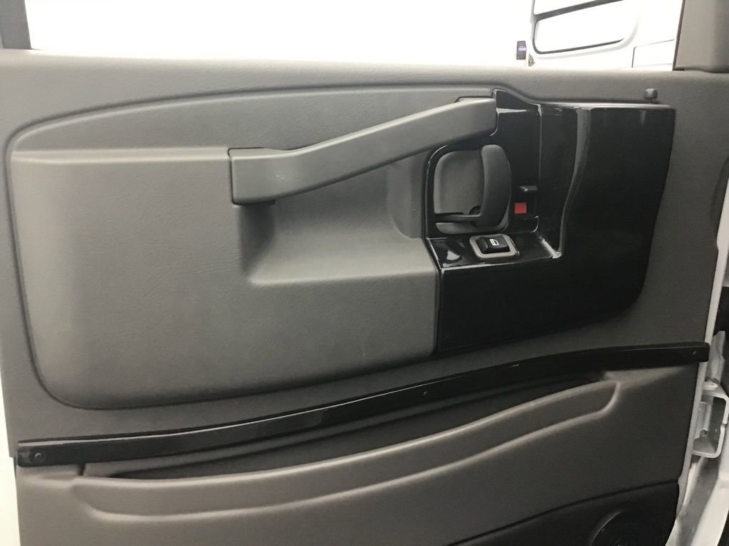 Used 2020 GMC Savana 2500 Extended w/ Enhanced Convenience Package image 17