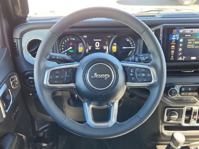 Used 2025 Jeep Wrangler Unlimited Sahara AWD/4WD image 35