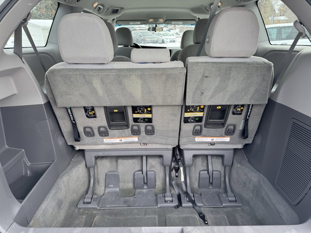 Used 2016 Toyota Sienna L image 9
