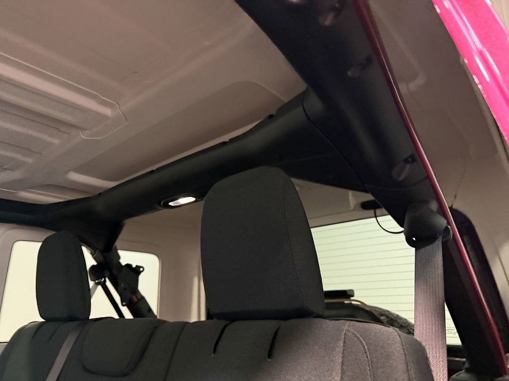 Used 2024 Jeep Wrangler Unlimited Sahara w/ Technology Group AWD/4WD image 9