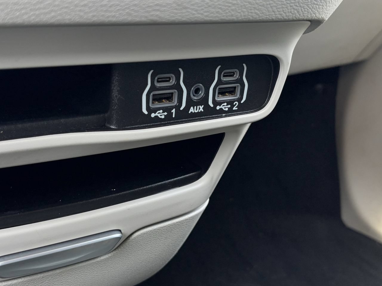 Used 2024 Chrysler Pacifica Touring-L FWD image 21