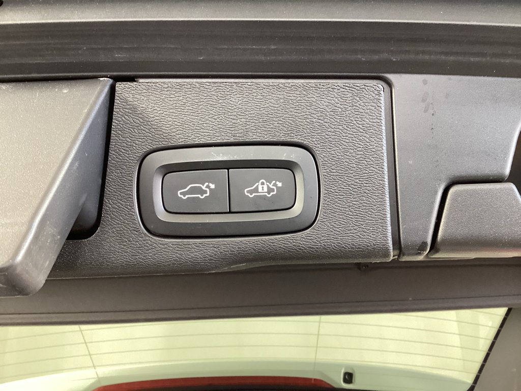 Used 2022 Volvo XC60 B5 Momentum AWD/4WD image 34