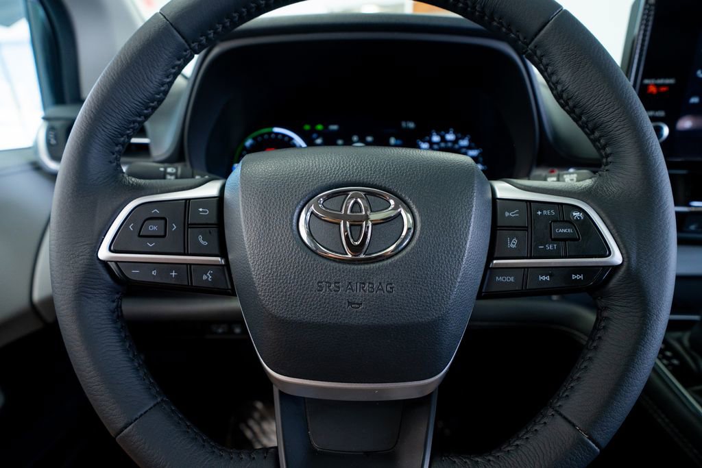Used 2025 Toyota Sienna XLE image 30