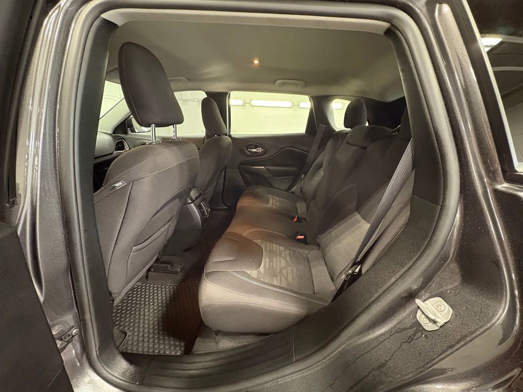 Used 2019 Jeep Cherokee Latitude w/ Cold Weather Group image 25