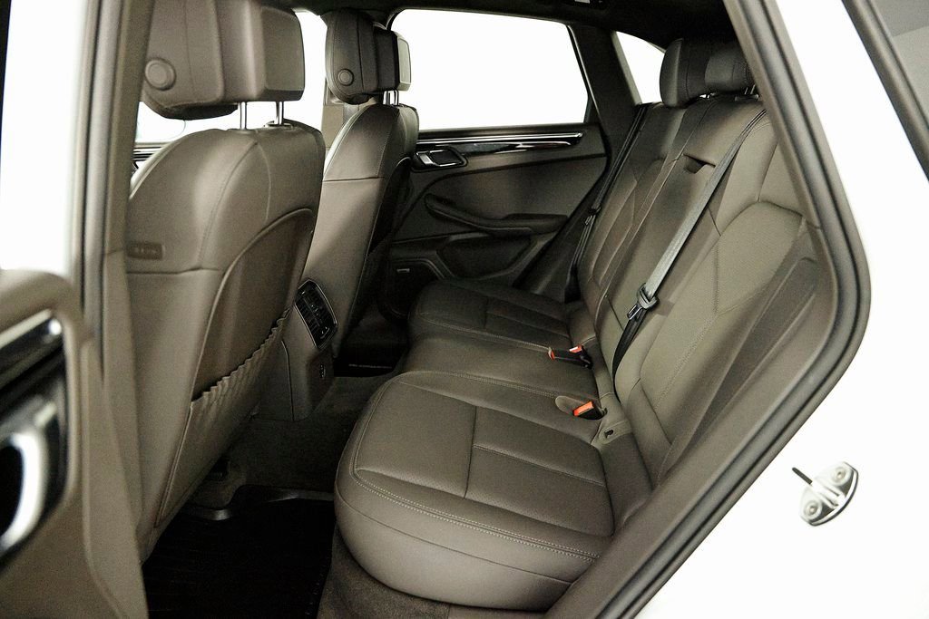 Certified 2025 Porsche Macan image 28