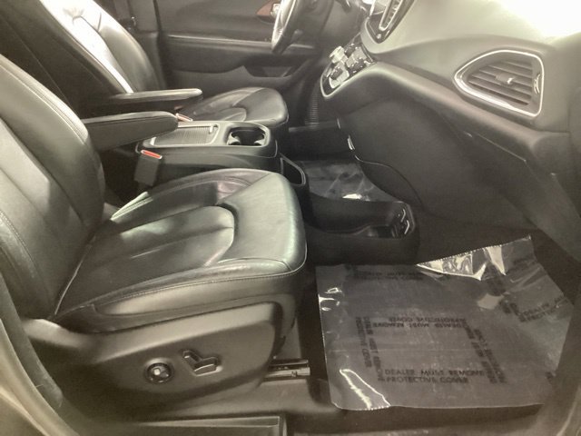 Used 2019 Chrysler Pacifica Touring-L FWD image 23