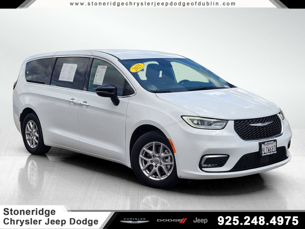 Used 2025 Chrysler Pacifica Select FWD image 1