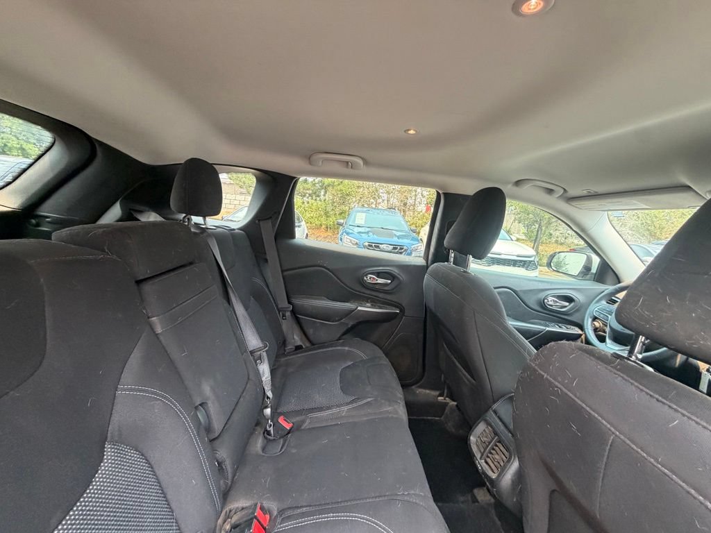 Used 2019 Jeep Cherokee Latitude w/ Popular Appearance Group AWD/4WD image 14