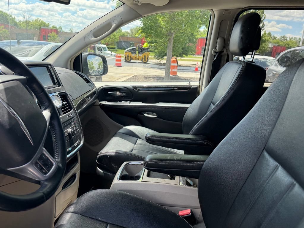Used 2013 Chrysler Town & Country Touring FWD image 12