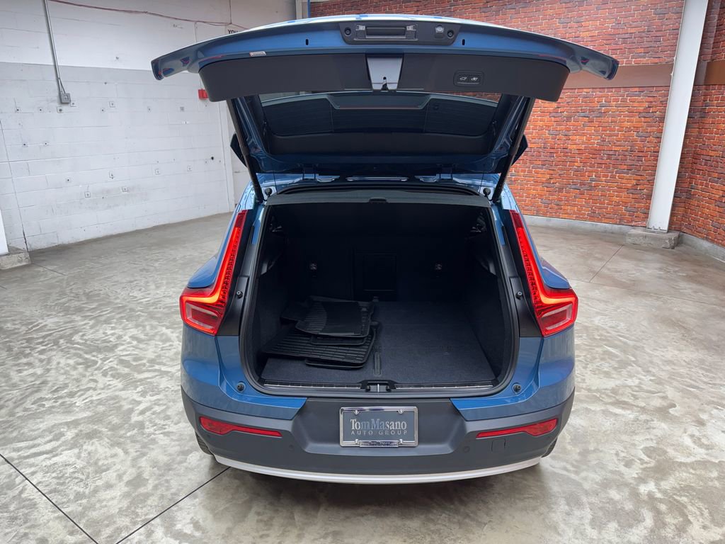 Used 2024 Volvo XC40 B5 Plus image 28