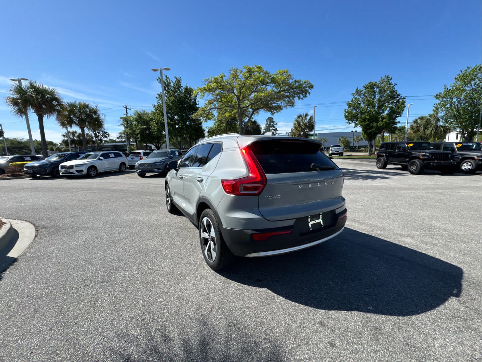 Used 2024 Volvo XC40 B5 Core w/ Climate Package image 18