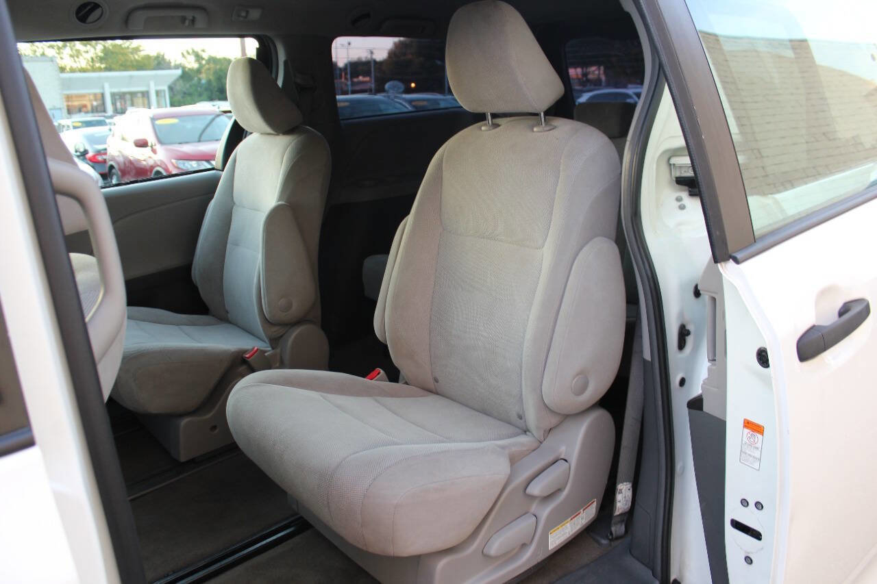 Used 2018 Toyota Sienna L image 11