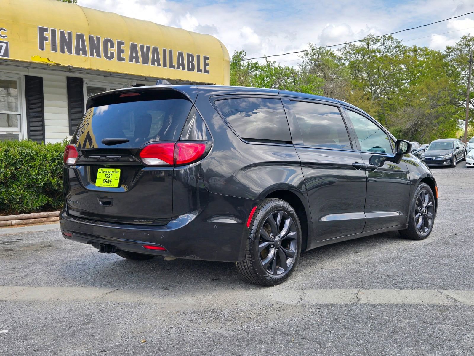 Used 2019 Chrysler Pacifica Touring Plus image 3