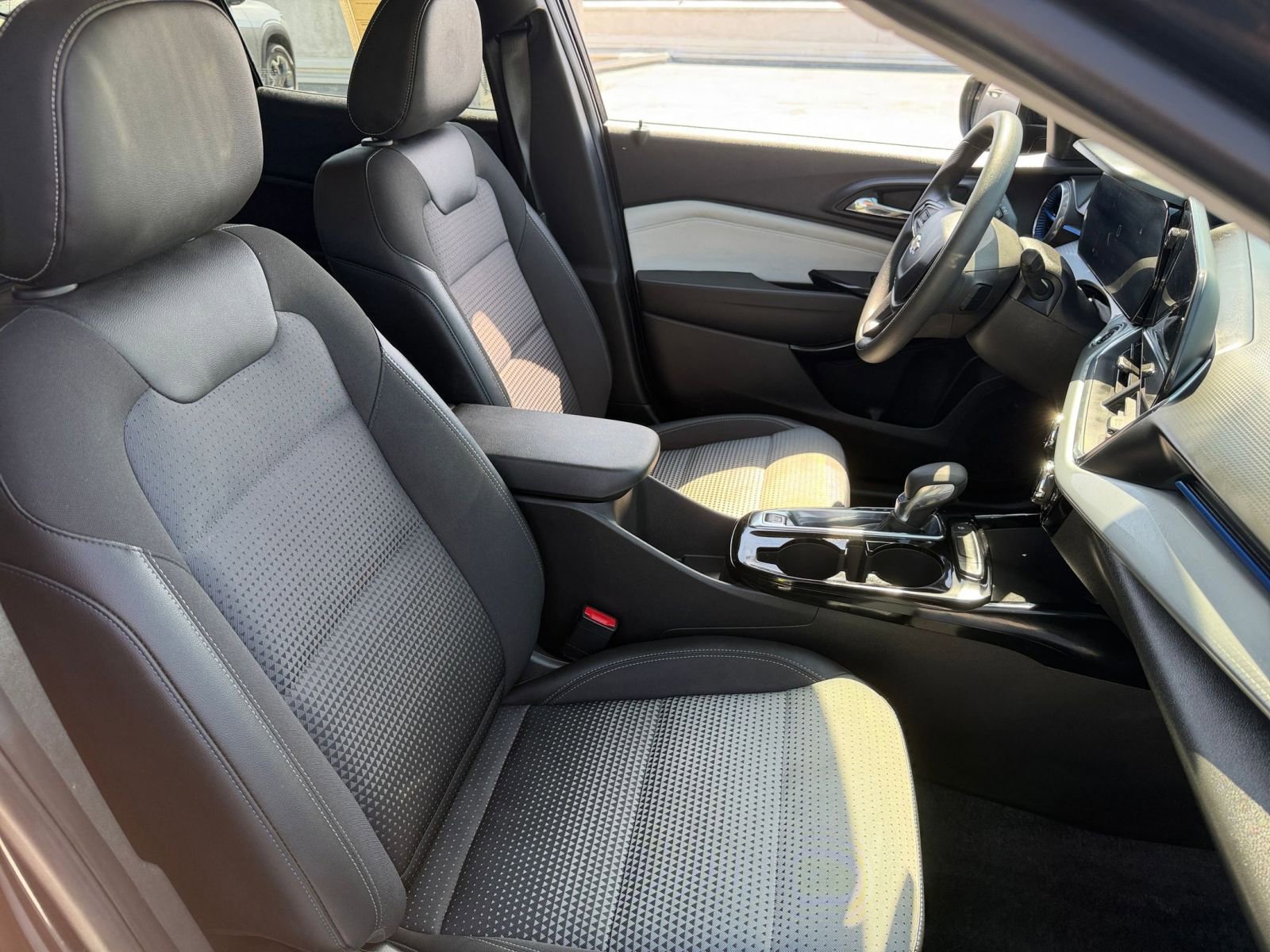 Used 2025 Chevrolet Trax LT image 35