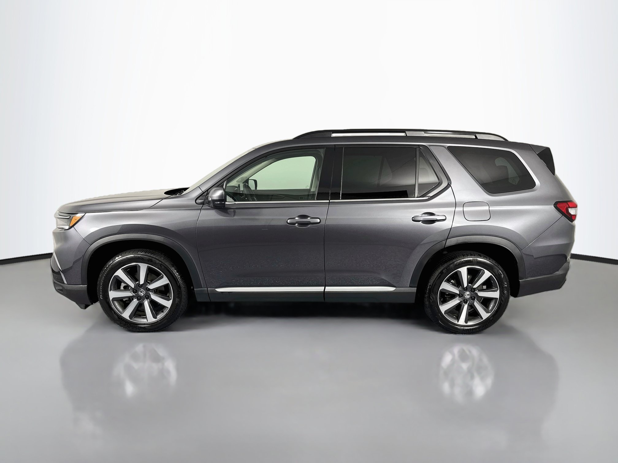 Certified 2025 Honda Pilot Touring image 8