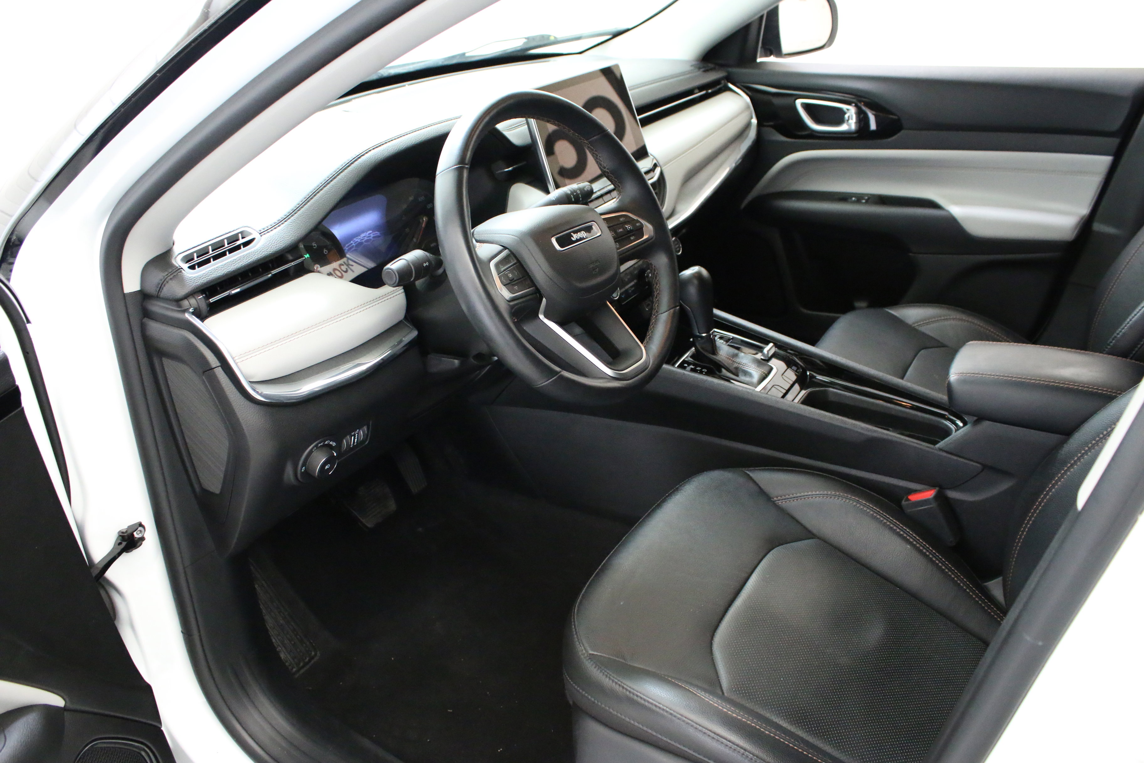 Used 2022 Jeep Compass Limited image 23