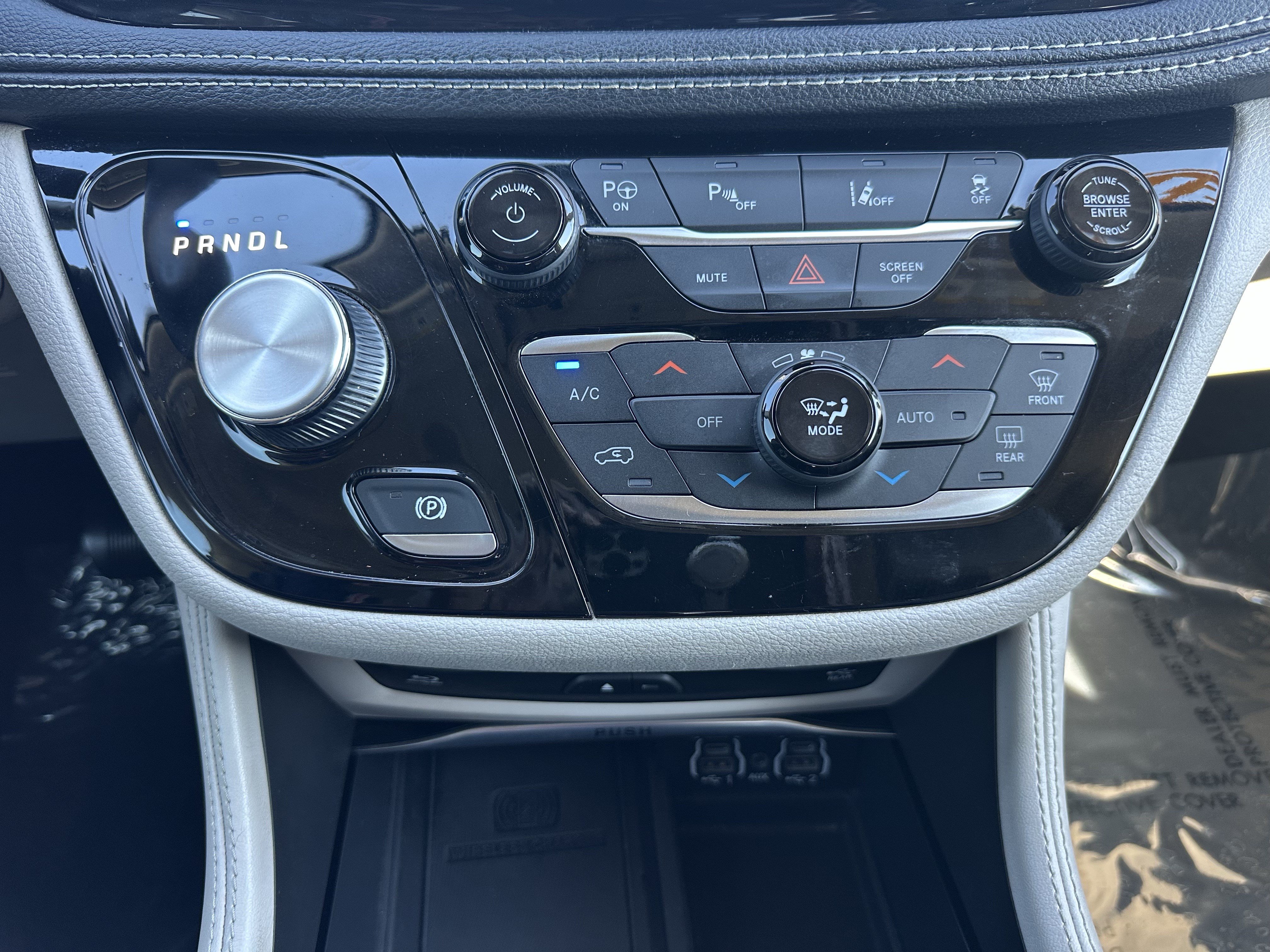 Used 2021 Chrysler Pacifica Limited w/ Uconnect Theater Family Group FWD image 30