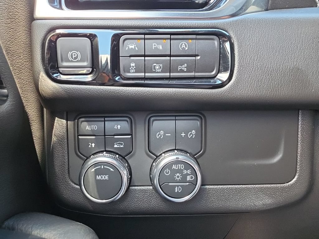 Used 2025 GMC Yukon XL Denali AWD/4WD image 23