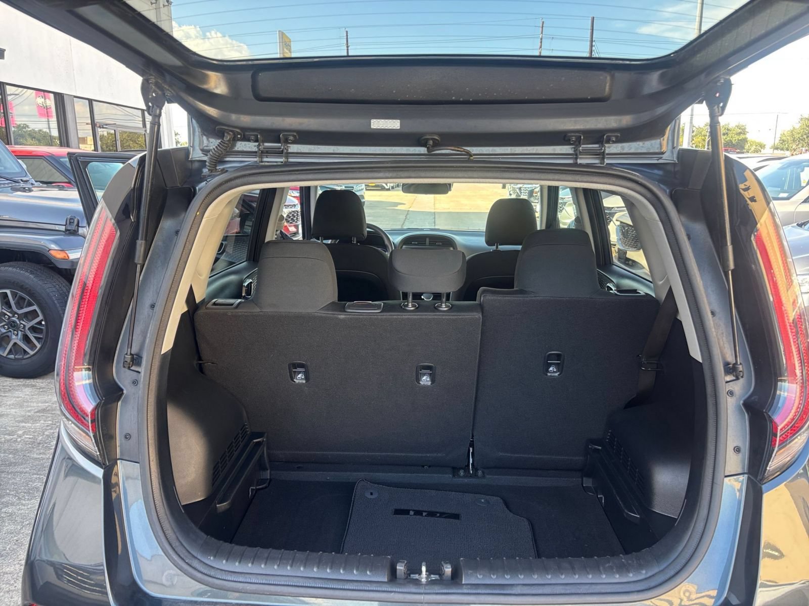Used 2025 Kia Soul LX w/ LX Technology Package FWD image 25