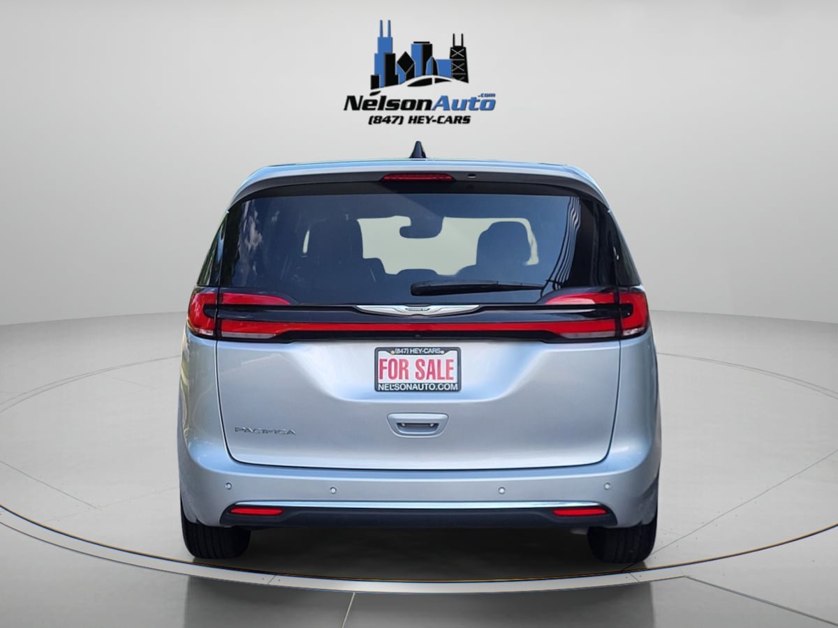 Used 2023 Chrysler Pacifica Touring-L FWD image 6