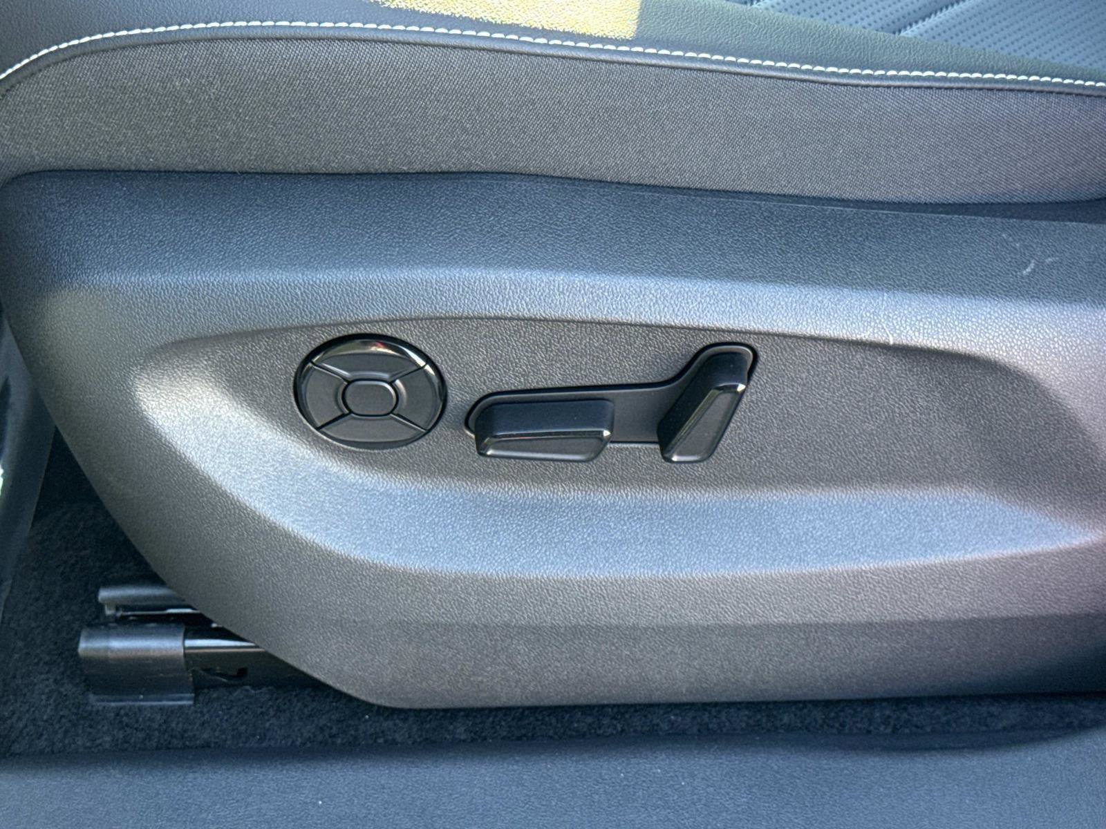 Used 2025 Volkswagen Tiguan SE image 15