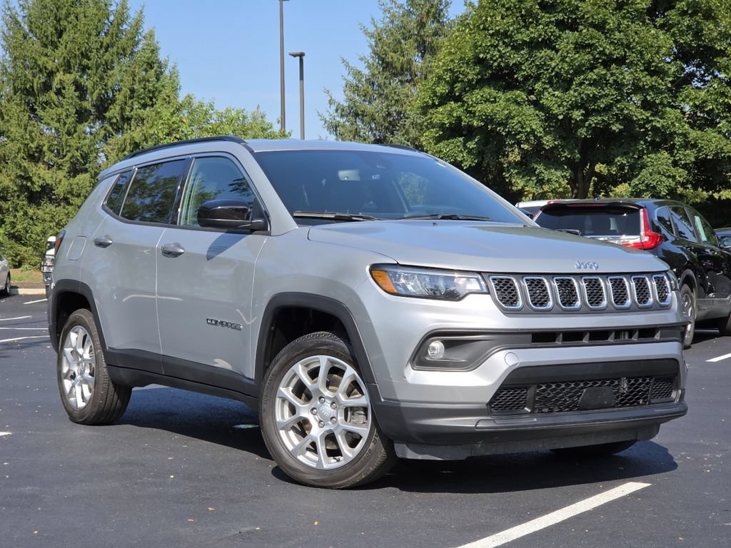 Used 2023 Jeep Compass Latitude AWD/4WD image 2