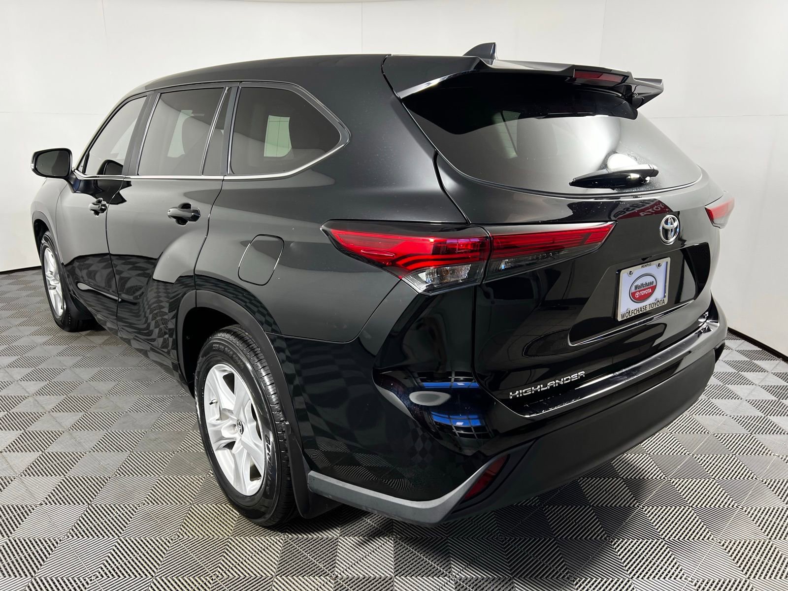 Certified 2023 Toyota Highlander LE image 7