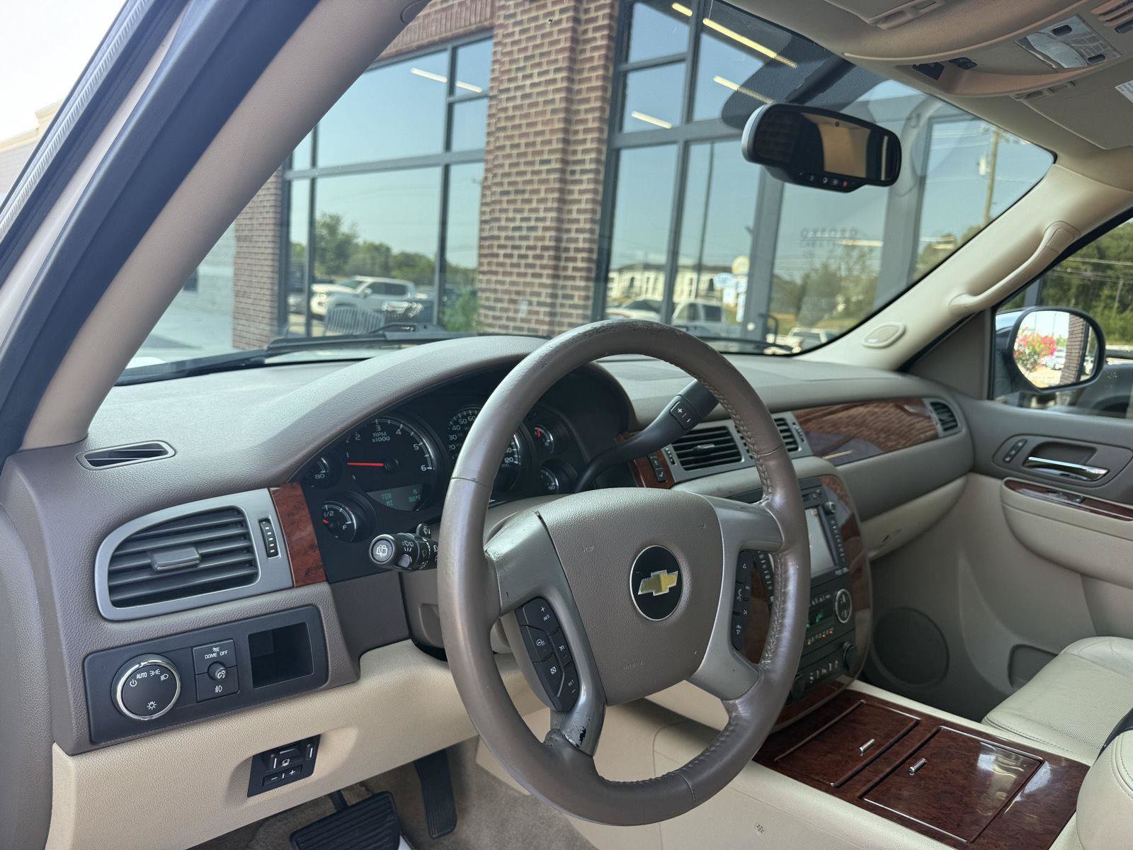 Used 2014 Chevrolet Suburban LTZ RWD image 16