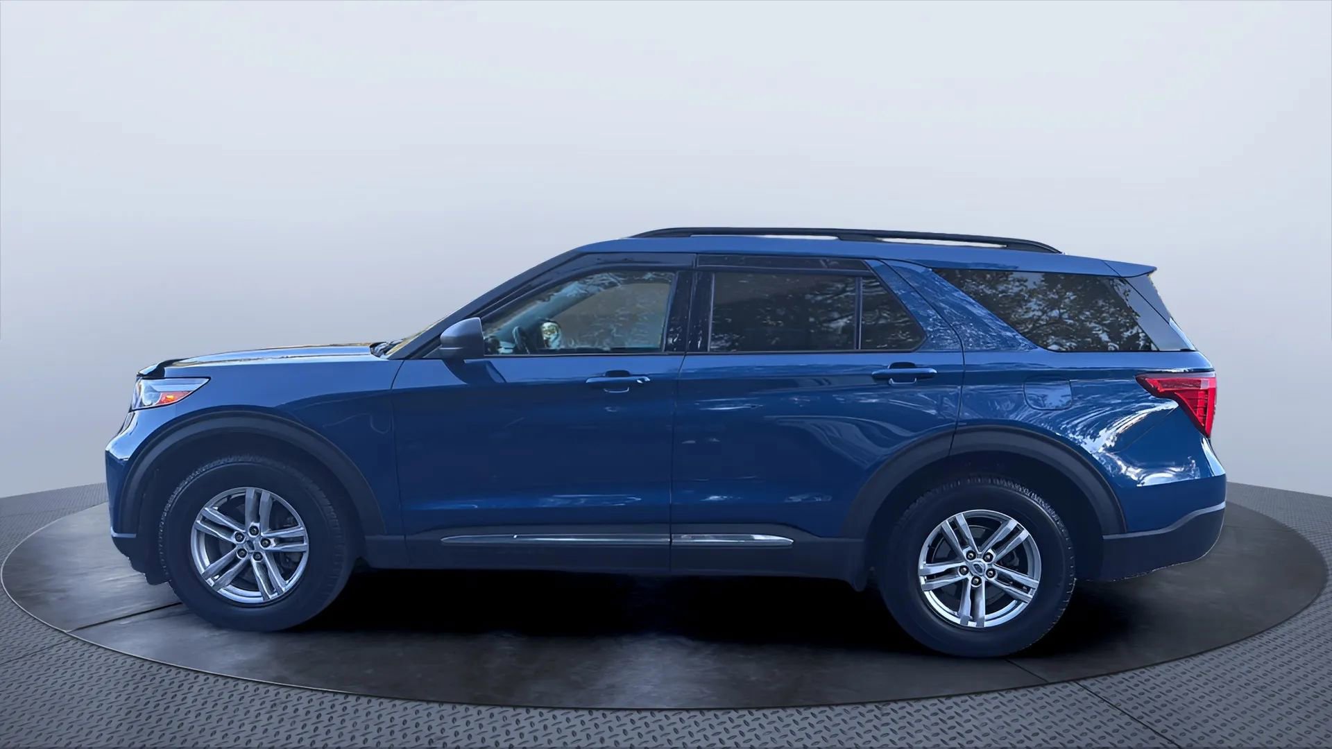 Used 2021 Ford Explorer XLT w/ Equipment Group 202A image 2