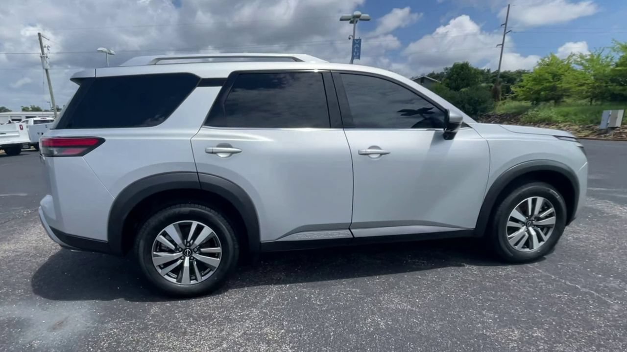 Used 2023 Nissan Pathfinder SL FWD image 9