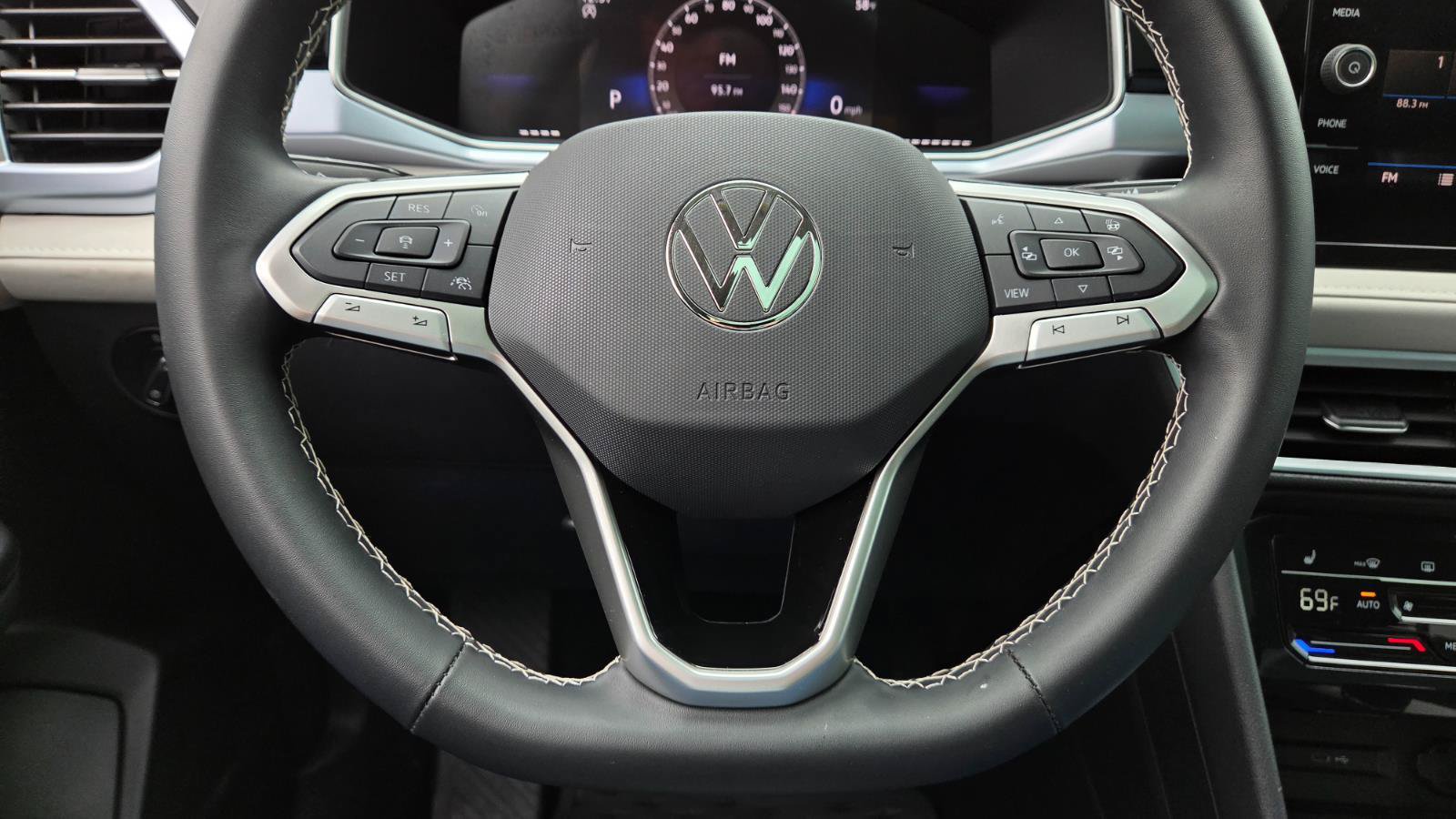Certified 2025 Volkswagen Taos SE w/ Panoramic Sunroof Package FWD image 25