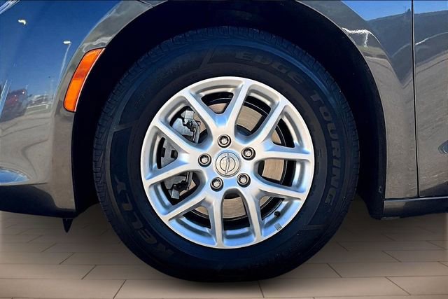 Used 2020 Chrysler Pacifica Touring-L image 9