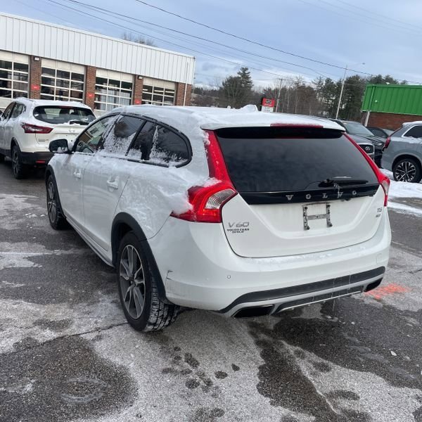 Used 2016 Volvo V60 T5 Cross Country image 2