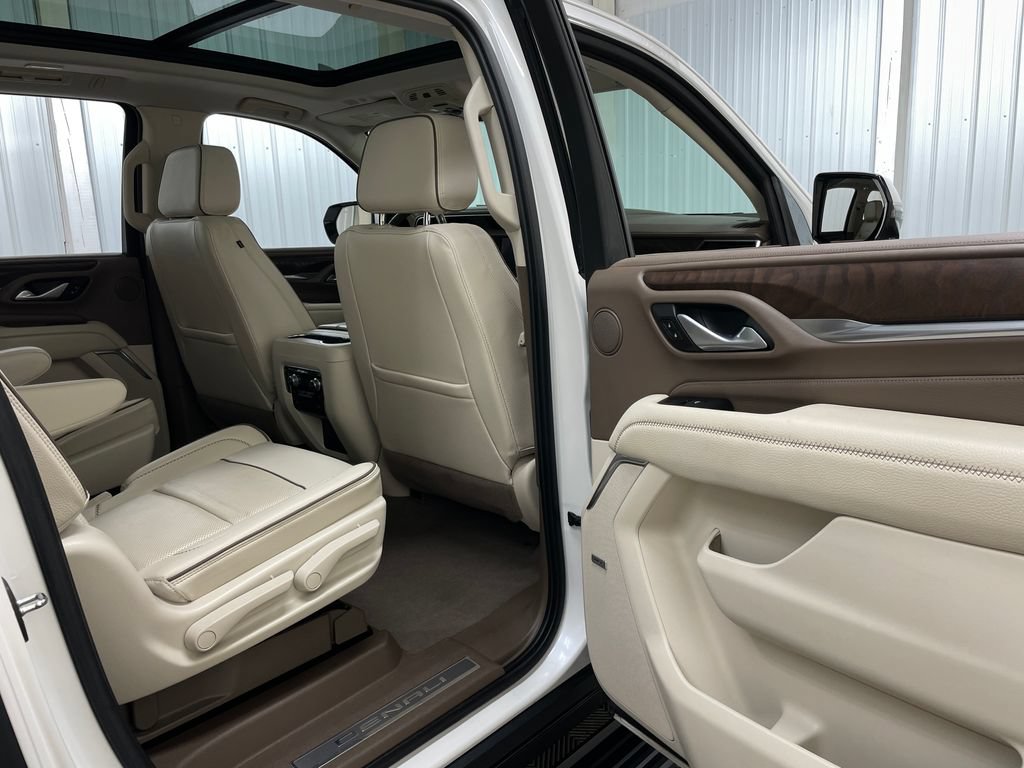 Used 2022 GMC Yukon XL Denali w/ Denali Premium Package AWD/4WD image 46