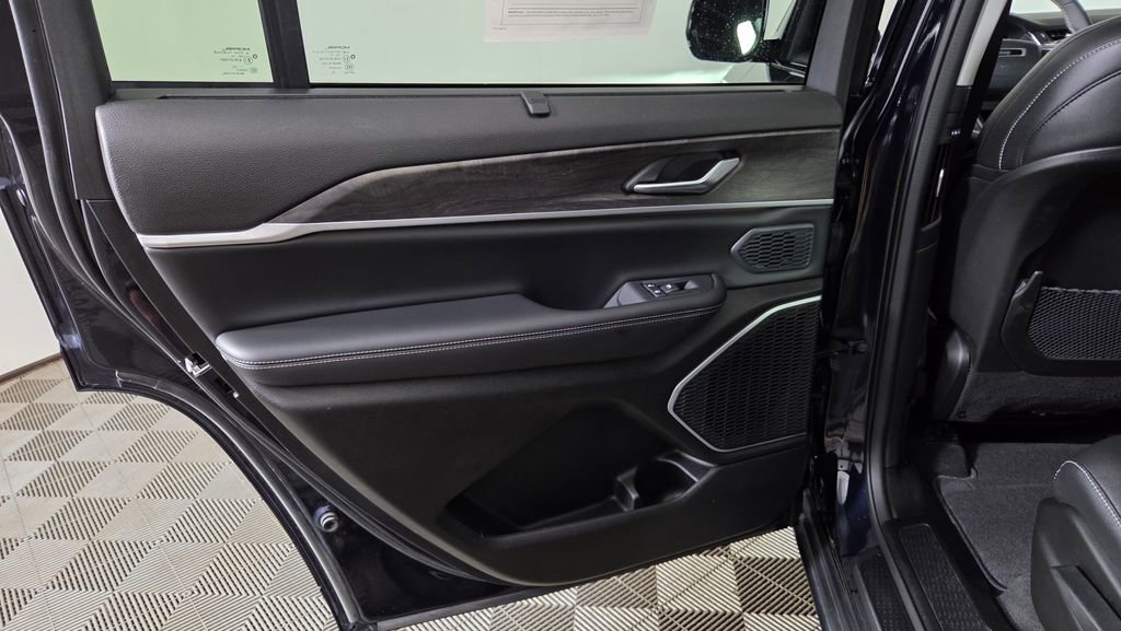 Used 2023 Jeep Grand Cherokee L Limited w/ Luxury Tech Group II AWD/4WD image 33