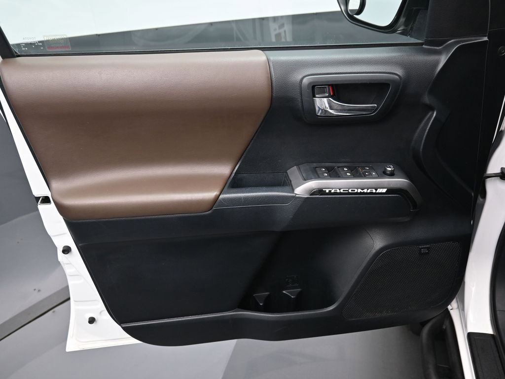 Used 2017 Toyota Tacoma Limited AWD/4WD image 10