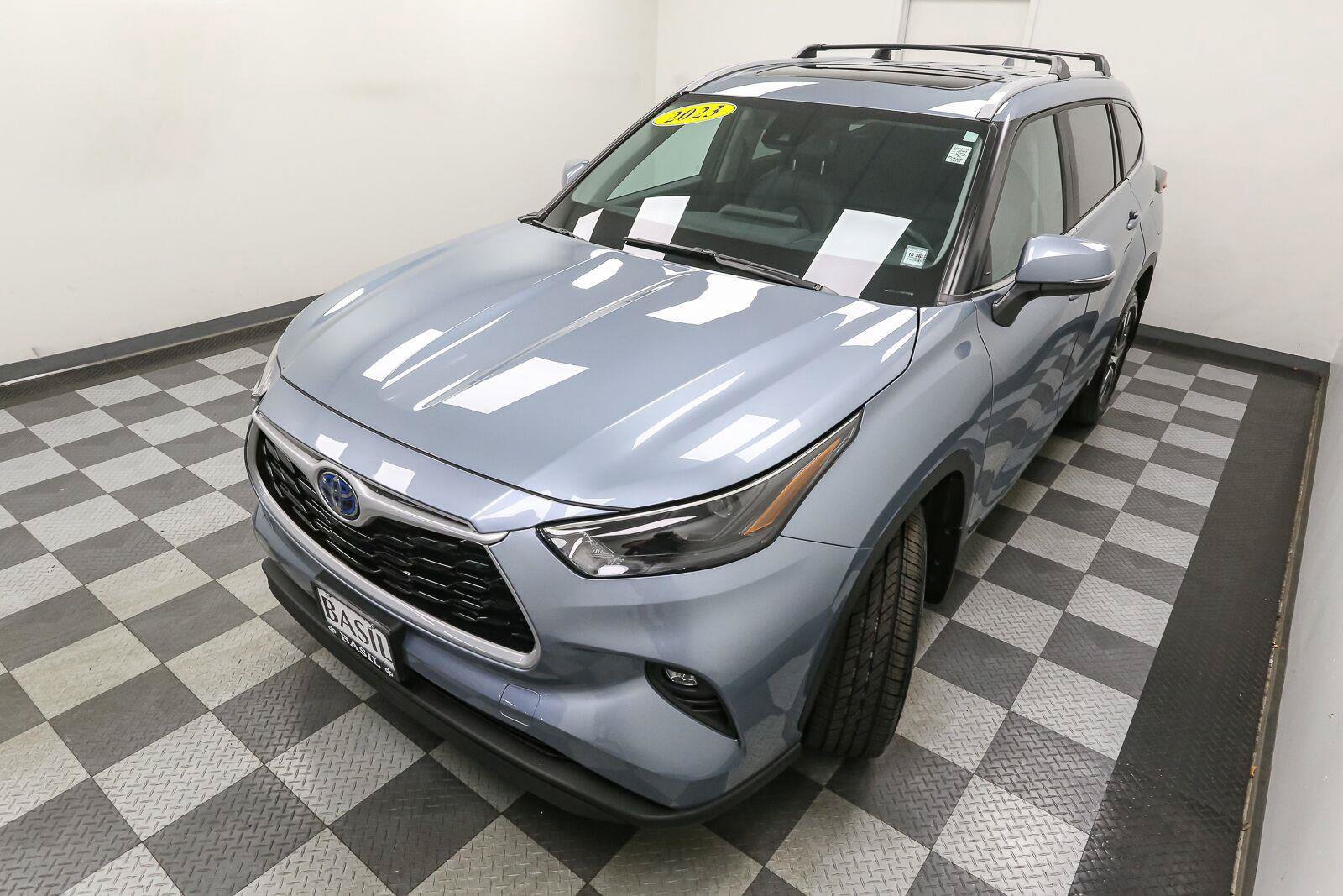 Used 2023 Toyota Highlander XLE AWD/4WD image 6