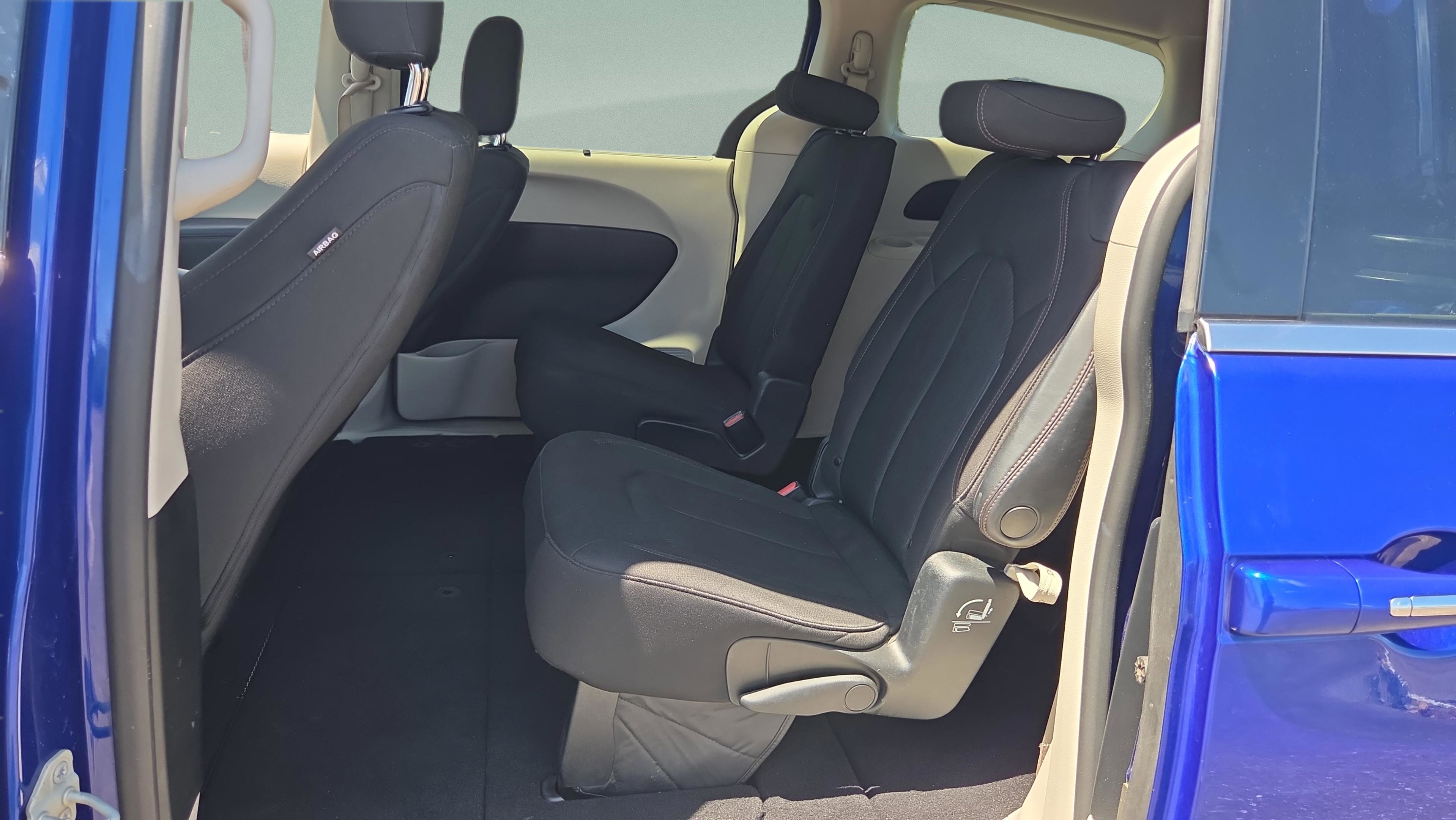 Used 2020 Chrysler Pacifica Touring image 10