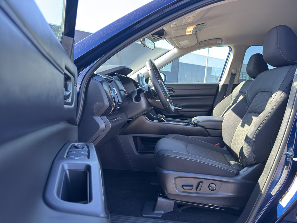 Certified 2025 Nissan Pathfinder SV image 11
