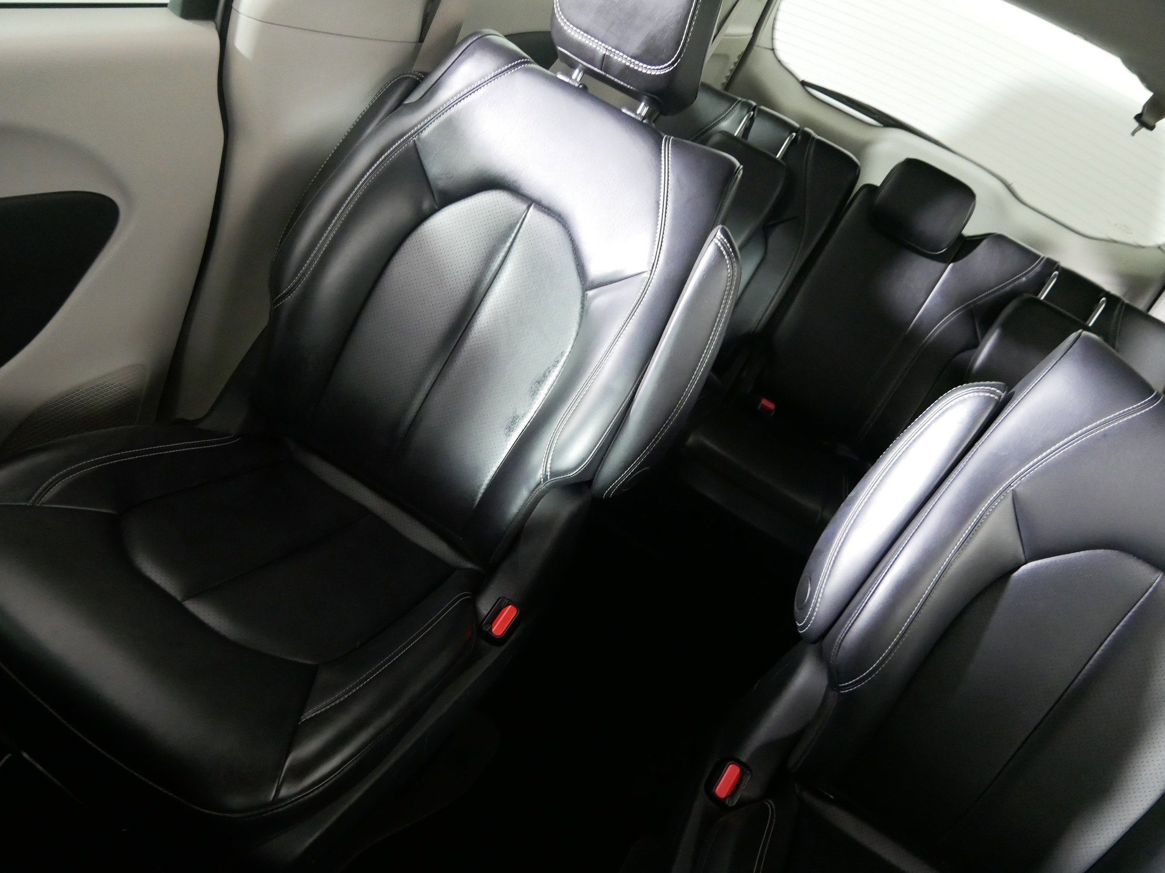 Used 2023 Chrysler Pacifica Touring-L image 12