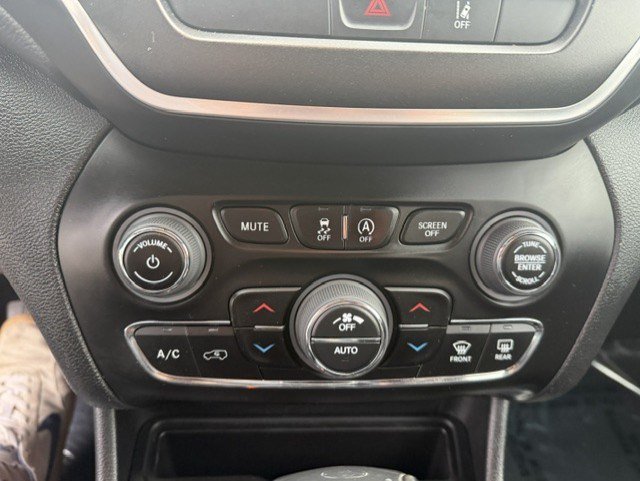 Used 2022 Jeep Cherokee Trailhawk w/ Sound & Nav Group AWD/4WD image 21