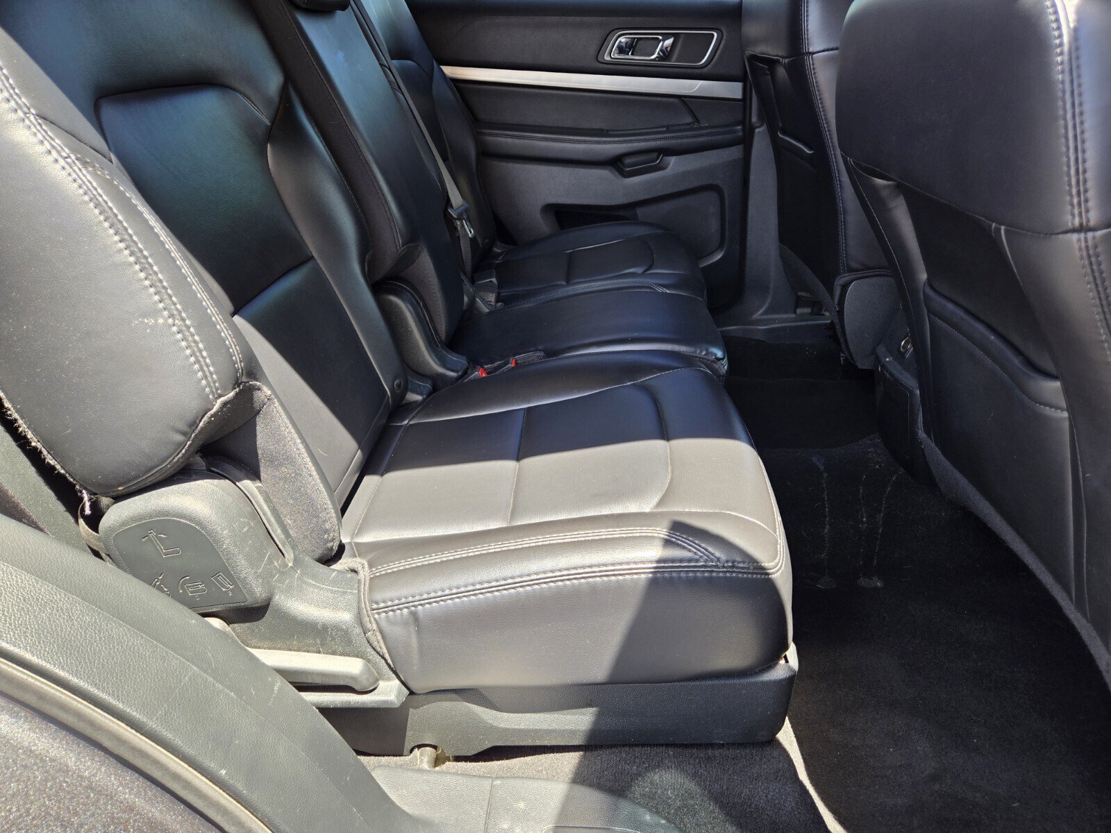 Used 2019 Ford Explorer XLT w/ Equipment Group 202A FWD image 12