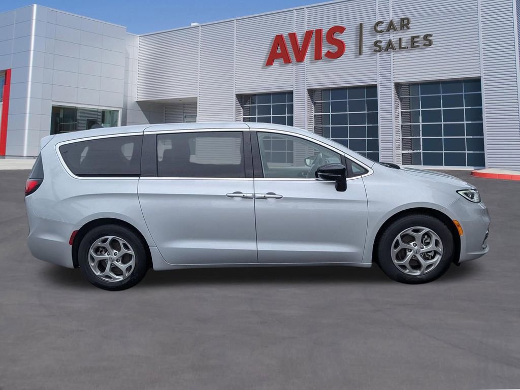 Used 2024 Chrysler Pacifica Limited image 5