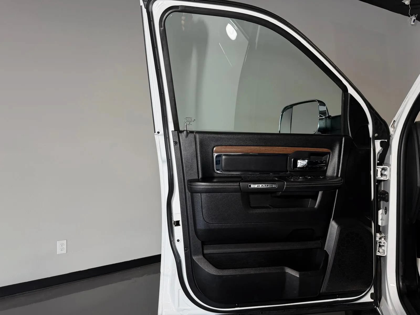 Used 2015 RAM 1500 Laramie w/ Convenience Group AWD/4WD image 25