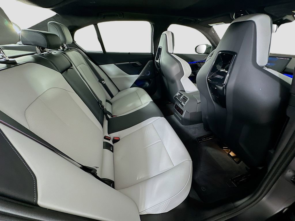 Used 2025 BMW M5 w/ Carbon Package image 27